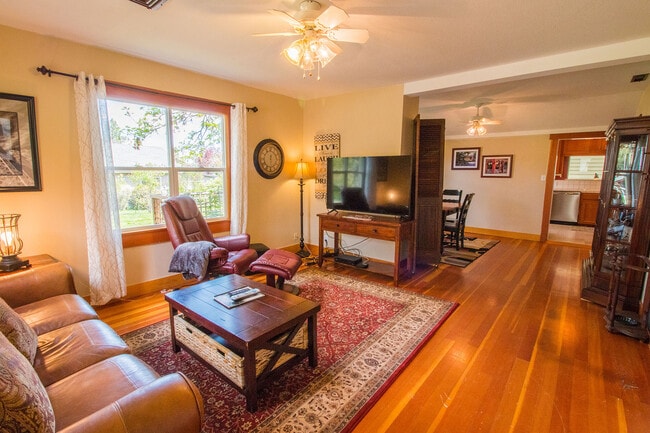 Building Photo - Zara's Cottage: Fully Furnished,  blocks t...