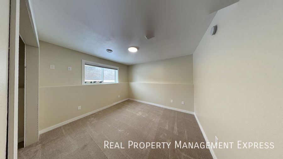 Building Photo - Spacious 4BR, 2BA Gem with Fireplace and Open Basement