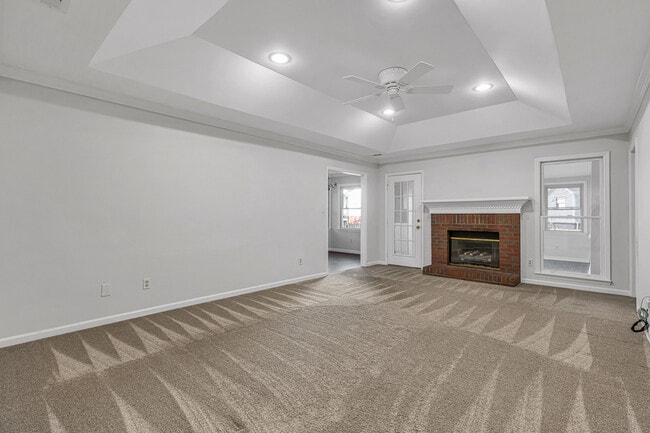 Building Photo - 127 Hollington Dr NE