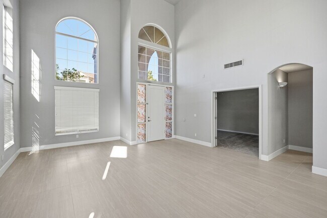 Building Photo - 1425 W Commerce Ave