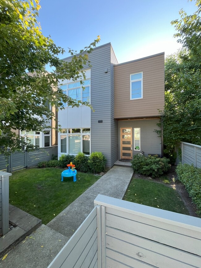 Building Photo - 315 State St S