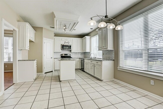 Building Photo - 23247 Diamond Knoll Ct