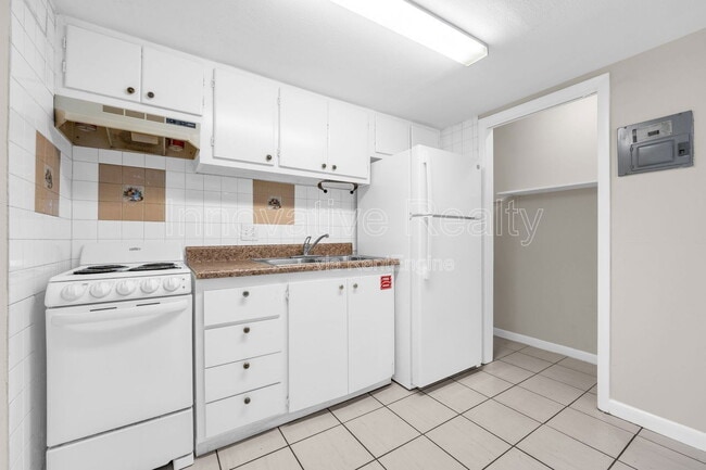 Building Photo - 5119 Curry Ford Rd