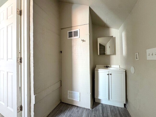 Building Photo - Central EL Paso(close to downtown) 1 bed/1 bath duplex. Water/Trash Service Included
