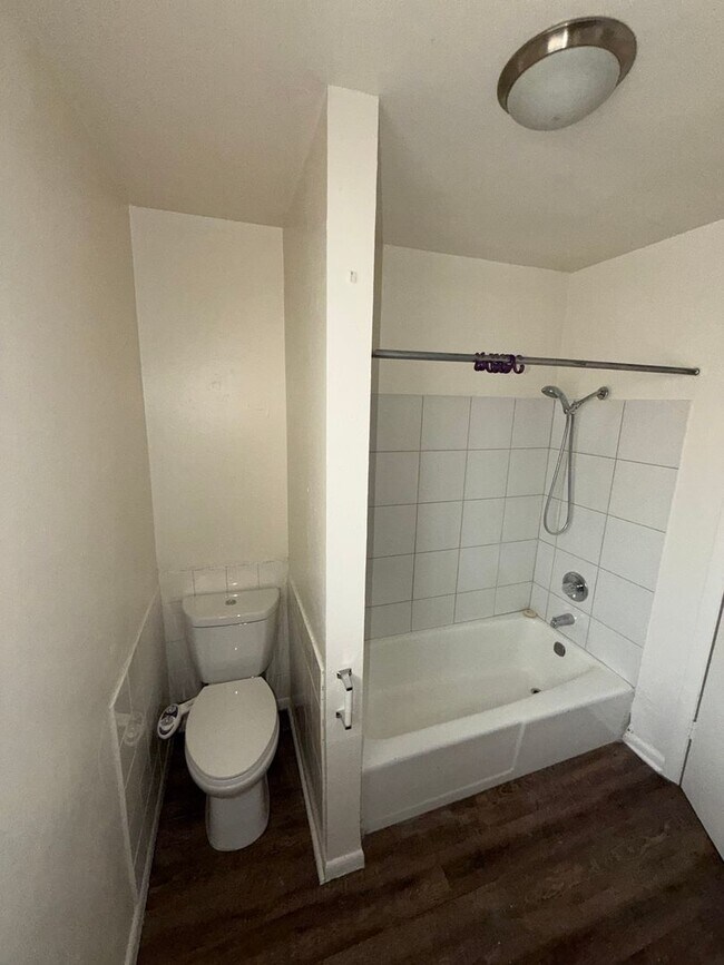 Building Photo - 1Bedroom RENOVATED Duplex With Washer/Dryer