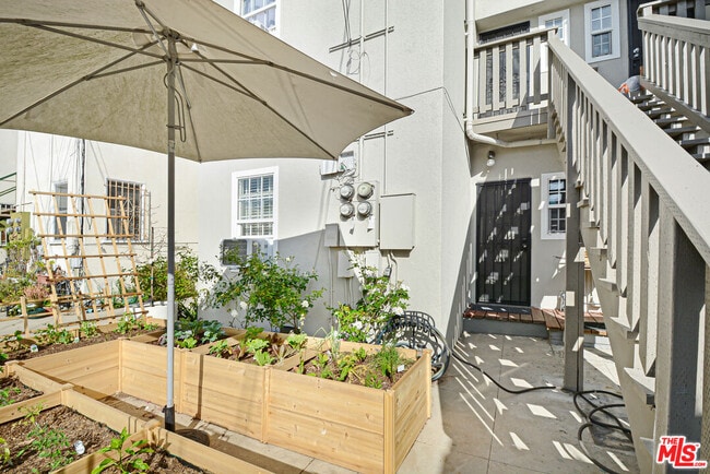 Building Photo - 1357 Cloverdale Ave