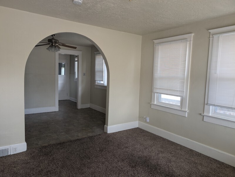 Building Photo - 372 N 500 W