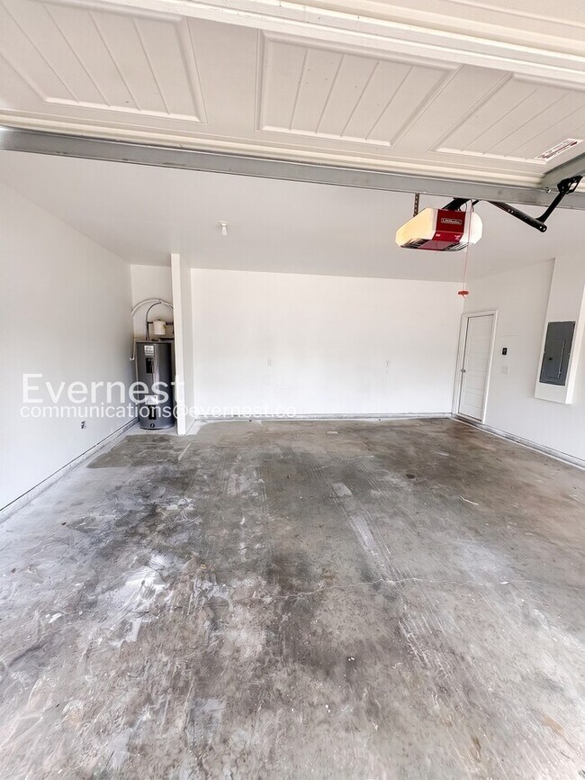 Building Photo - Spacious Home with Fenced Yard & Garage Access / 4 Bed & 3.5 Bath / Voucher Accepted / Pet-friend...