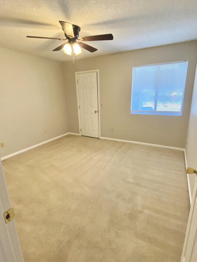 Building Photo - 910 Brett Dr