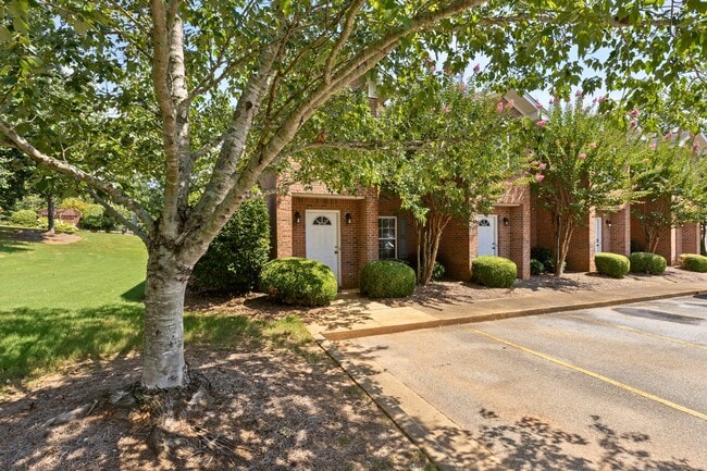 Building Photo - 1477 N Donahue Dr