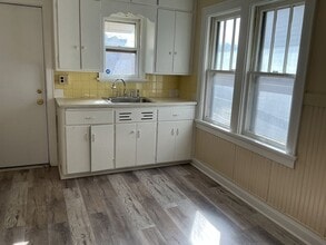 Building Photo - 2 bedroom single family home with detached garage