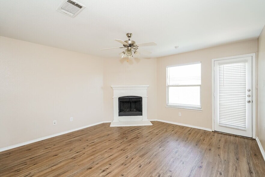 Building Photo - 2033 Club Oak Dr