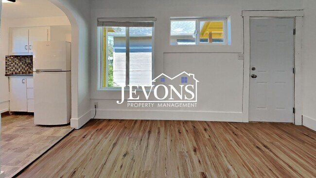 Building Photo - $300 Rent Credit - Well-kept ground-floor ...
