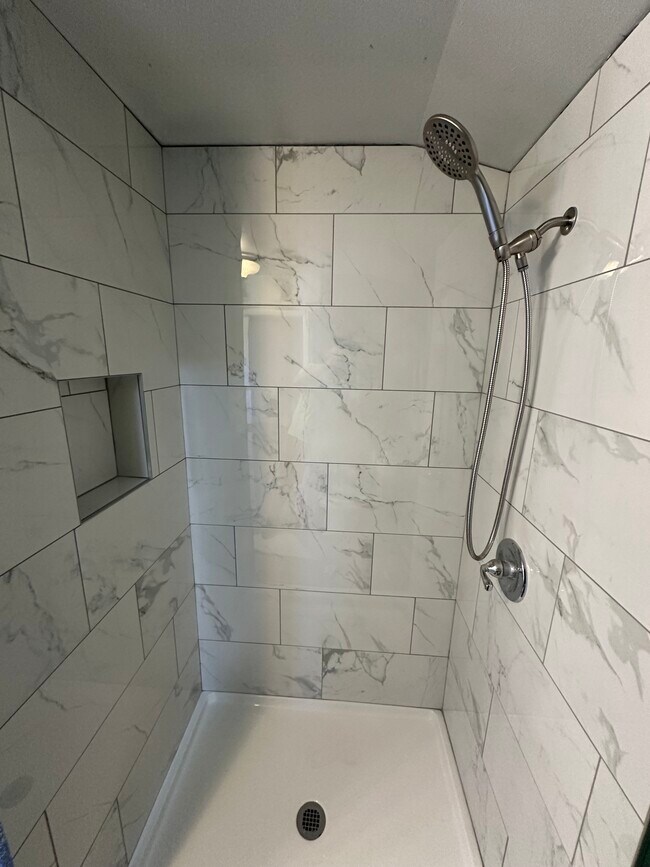 Master bath - 240 W 8th Ave