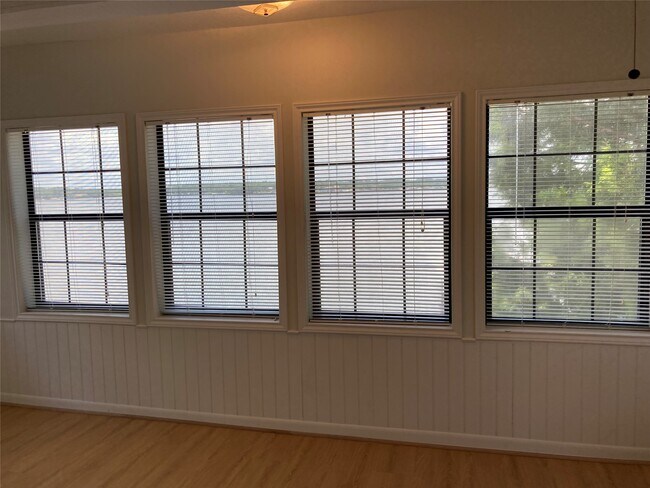 Building Photo - 554 Harbor Dr