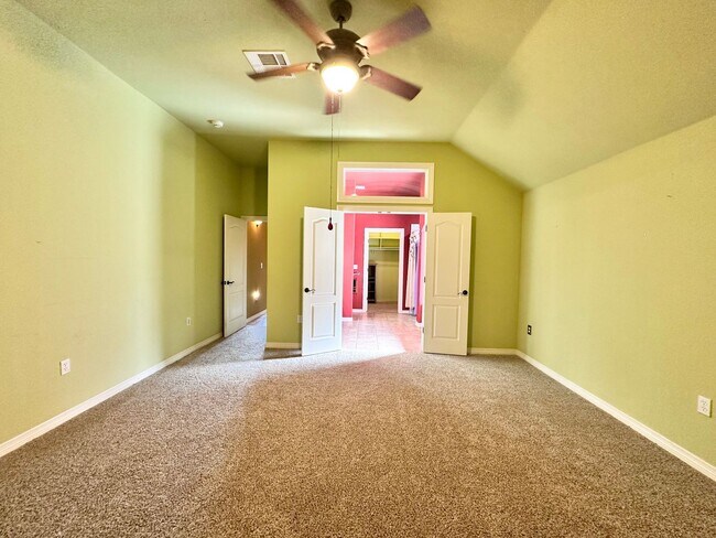 Building Photo - Charming 3-Bedroom Home with View in Moore, OK - Move In Deposit-Free! (If Qualified)