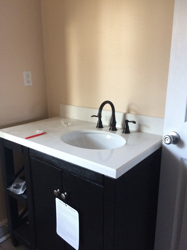 Building Photo - 904 S University St