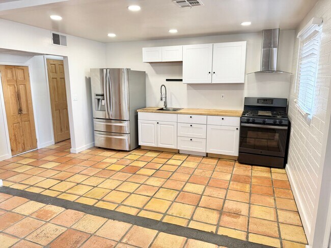 Building Photo - Fantastic 3 Bedroom/2 Bath Single Level Ho...