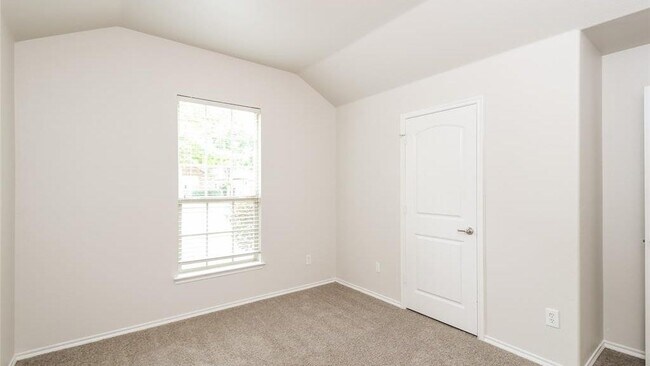Building Photo - 1014 Lake Grove Dr