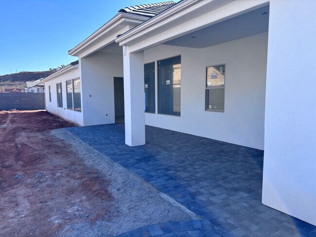 Building Photo - Beautiful single story with 4 bedrooms next to Crimson High School