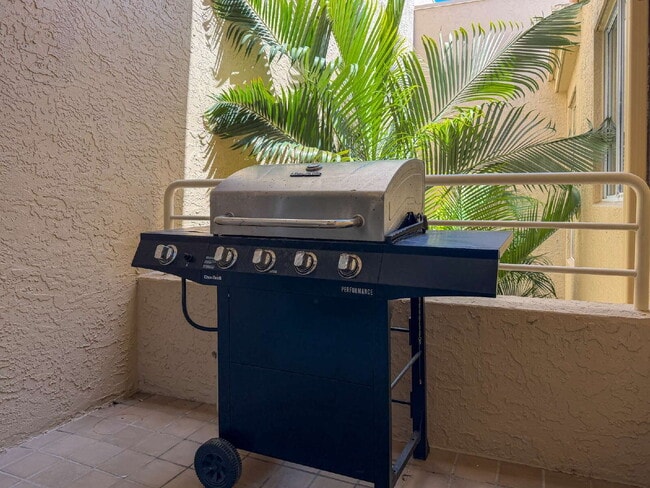 Building Photo - Luxury Furnished Longboat Key Retreat with Private Beach Club Access & Golf Course Views Remodele...