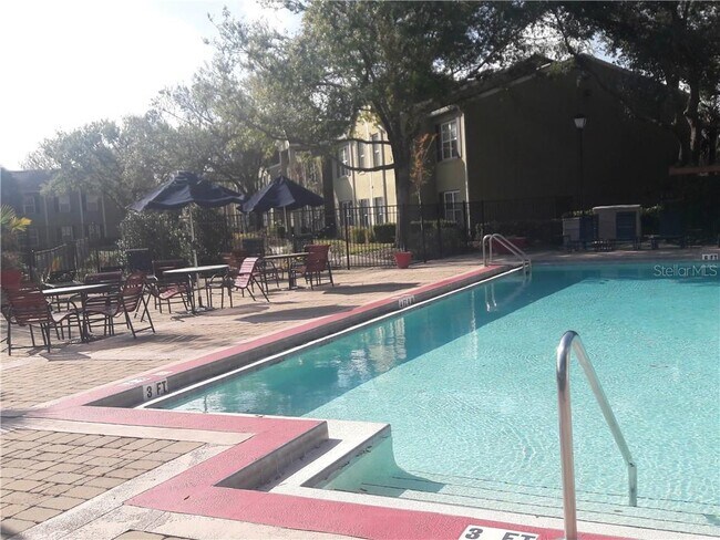 Building Photo - 2025 Dixie Belle Dr