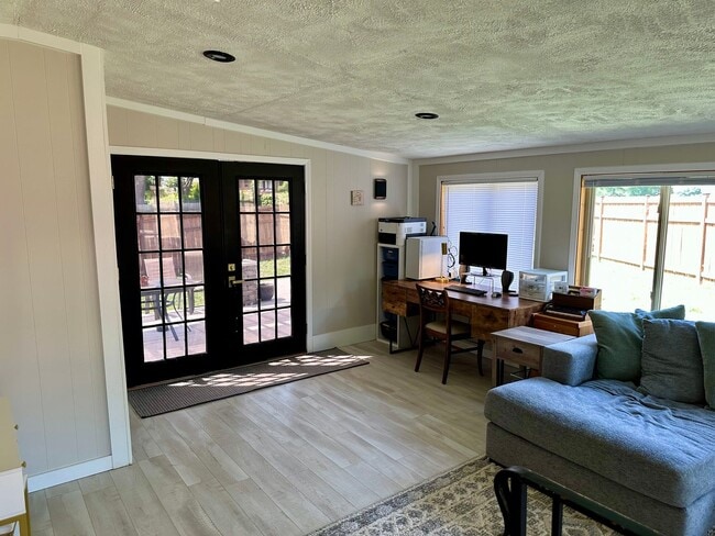 Building Photo - Beautiful house...RESERVE NOW FOR AUGUST 1...