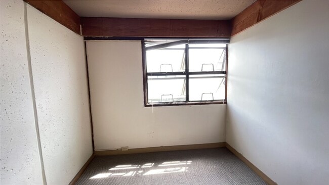 Building Photo - $2,000, 2BR/1.5BA/1PKG