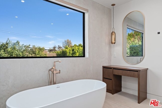 Building Photo - 4708 Noble Ave