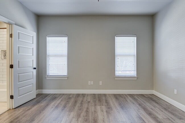 Building Photo - Stunning 3 Story Town-Home near Texas Tech...