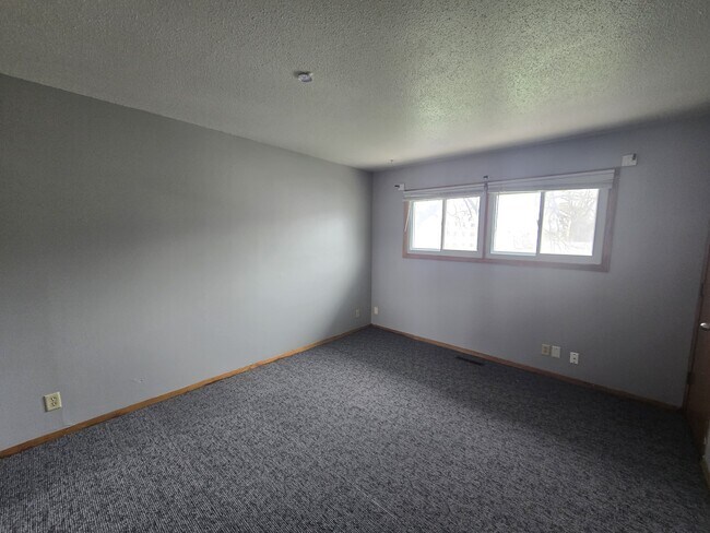 Building Photo - 811 W 3rd St