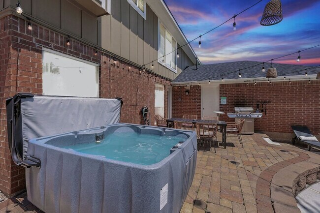 Building Photo - 708 Azalea Dr
