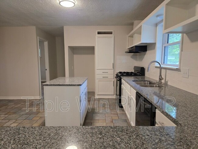 Building Photo - 5425 Chauvin Dr