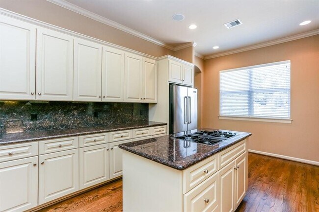 Building Photo - Stylish 3-Bedroom Home in Prime Houston Lo...