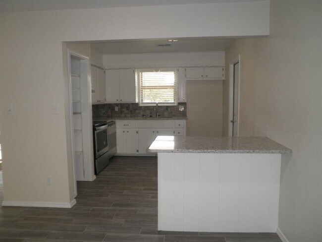 Building Photo - 1417 Oakcrest Ave