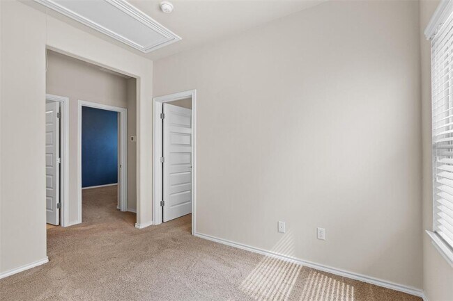 Building Photo - 2105 Town Centre Dr