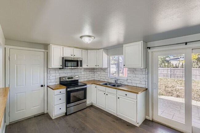 Building Photo - 529 Corte Amino