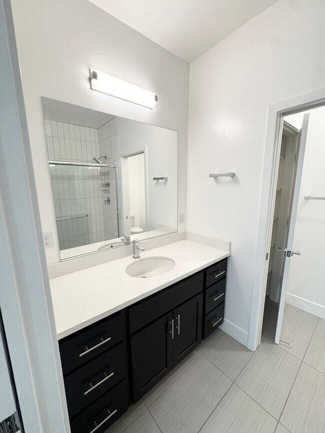 Building Photo - Luxury 3 Bed / 3 Bath Modern Home in Downtown Sacramento – Mansion Flats