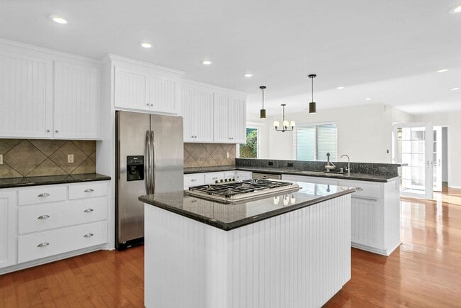 Building Photo - Beautiful detached home in Pacific Beach! ...