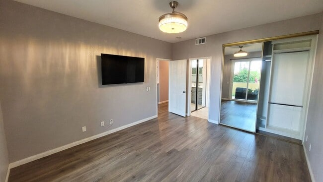 Building Photo - Downstairs 2 Bed 2 Bath Condo in Gated Community!