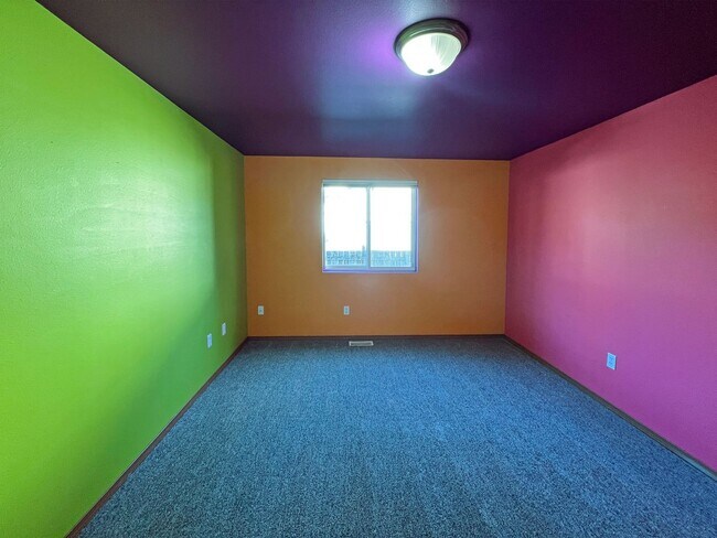 Building Photo - Price Drop!-Exceptional 2200 sq ft Three Bedroom 2 Bath Rambler in Fed Way - with A/C