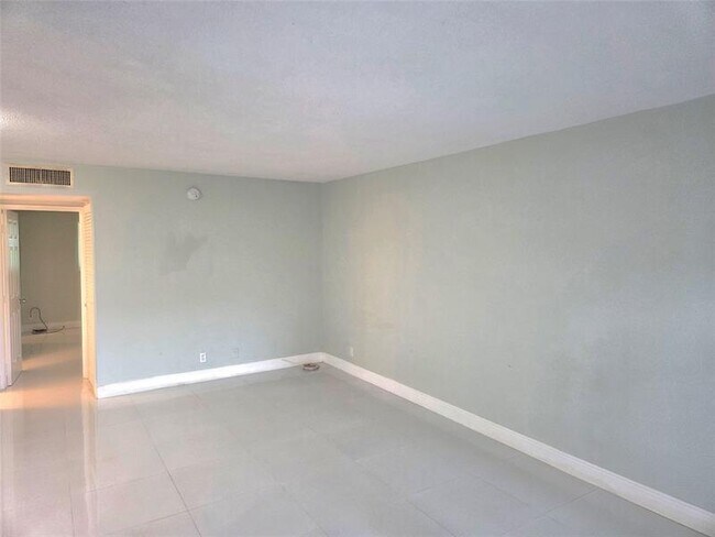 Building Photo - 1971 SE 5th Ct