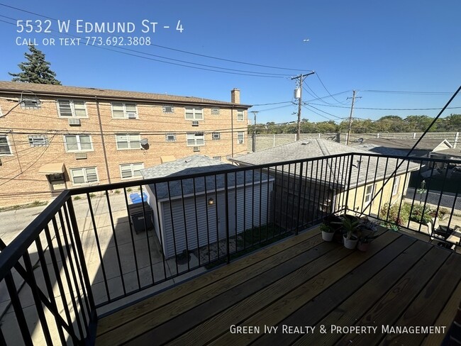 Building Photo - Quiet, Cozy Townhome in Jefferson Park,  2...