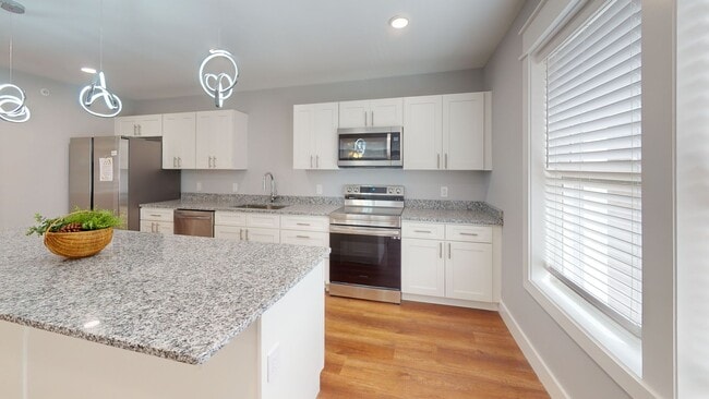 Building Photo - 6BR/6BA Unit with Private Bathrooms | Part...