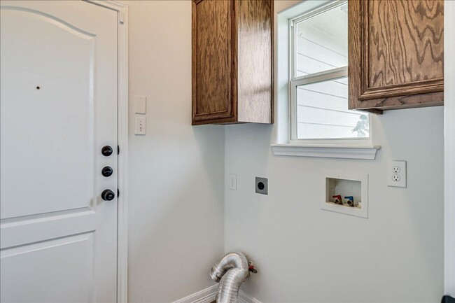 Building Photo - 2533 Lorine Dr