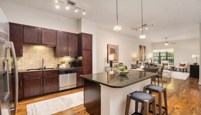 Building Photo - Elegant 2/2 Apt – Modern Living at Its Best!
