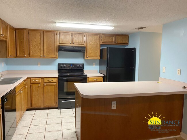 Building Photo - Great 3 Bedroom Townhouse Close to Both Ba...