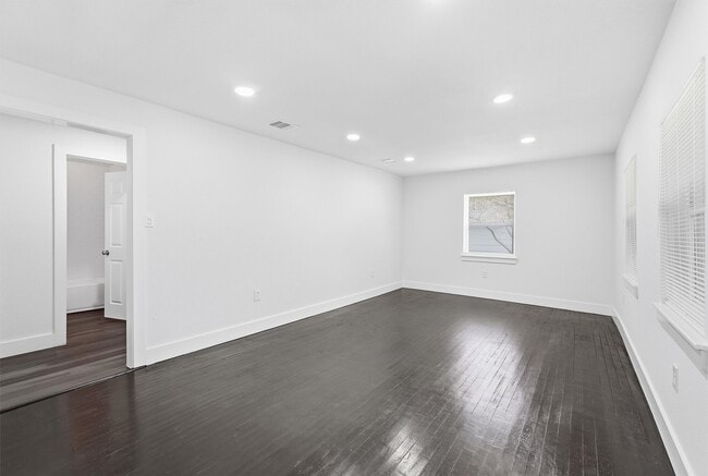 Building Photo - 2281 Des Jardines St