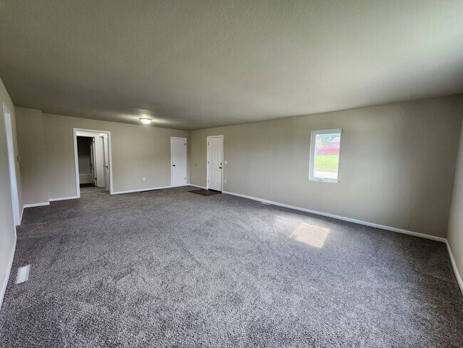 Building Photo - 3 Bedroom 1 Bath Home