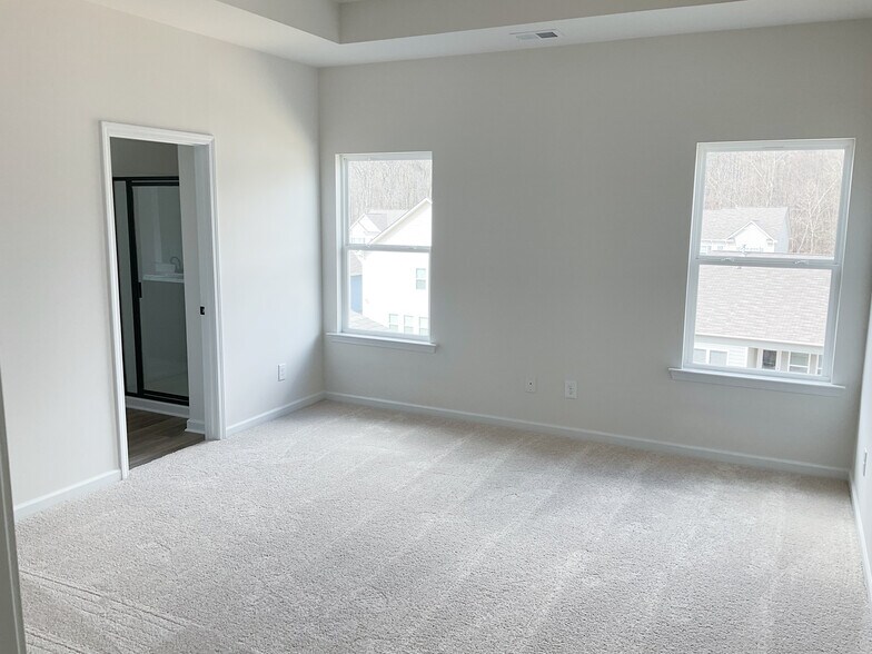 Building Photo - 627 Mountaintop Rd SW